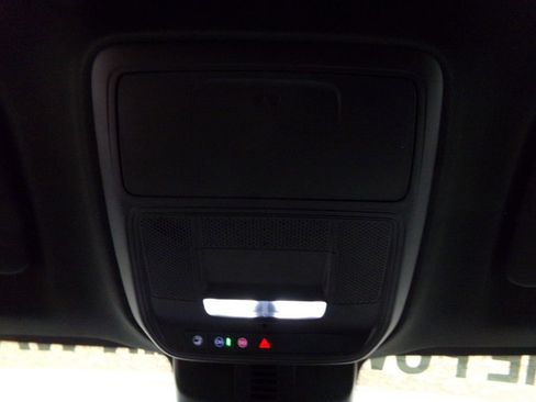 Used 2025 Chevrolet Traverse LT image 18