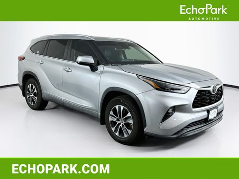 Used 2023 Toyota Highlander XLE FWD image 1