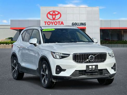 Used 2025 Volvo XC40 B5 Plus image 7