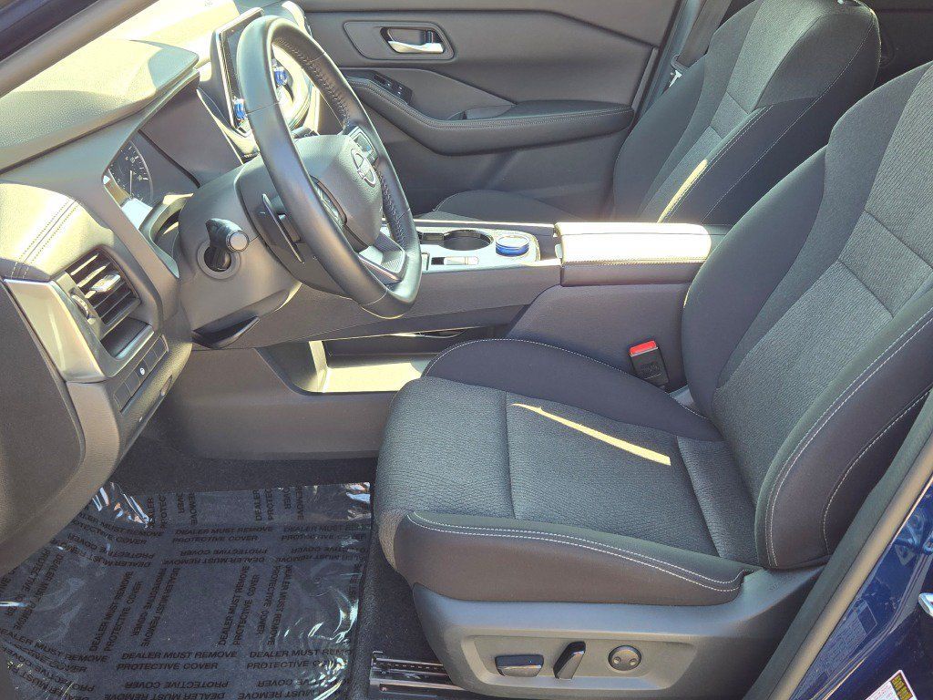Used 2025 Nissan Rogue SV AWD/4WD image 23