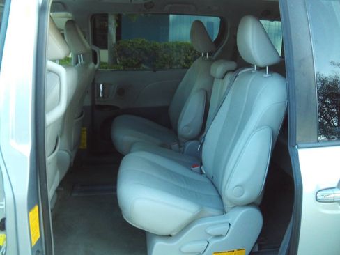 Used 2012 Toyota Sienna XLE w/ Premium Pkg FWD image 22