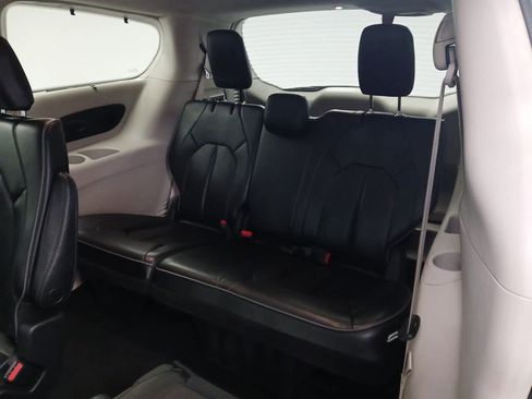 Used 2020 Chrysler Pacifica Limited image 16