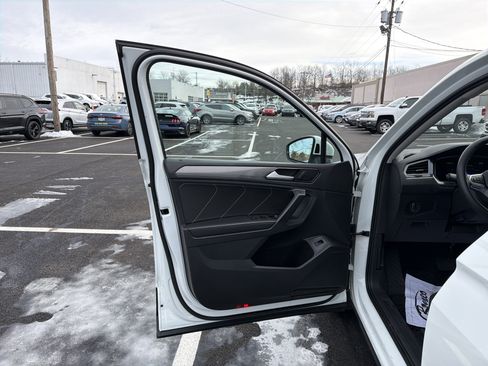 Certified 2022 Volkswagen Tiguan SE w/ Panoramic Sunroof Package image 11