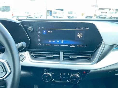 Used 2025 Chevrolet Trax LT w/ LT Convenience Package image 18