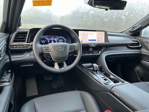 Used 2025 Toyota Crown Signia image 12