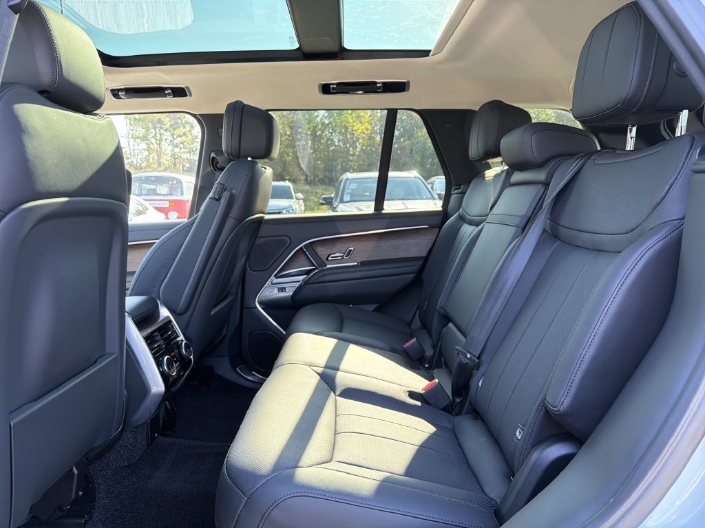 Used 2025 Land Rover Range Rover SE AWD/4WD image 5