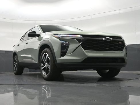 Used 2024 Chevrolet Trax RS FWD image 29