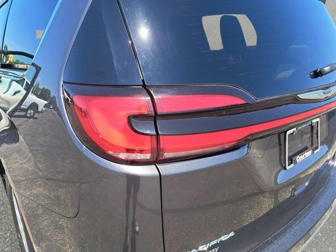 Certified 2023 Chrysler Pacifica Touring-L FWD image 34