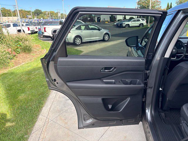 Used 2025 Nissan Pathfinder SV w/ SV Premium Package AWD/4WD image 30