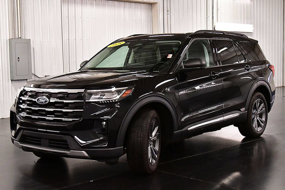 Used 2025 Ford Explorer Active w/ Active Comfort Package AWD/4WD image 3