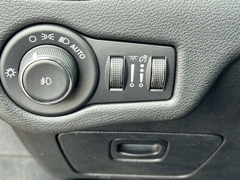 Used 2020 Jeep Cherokee Trailhawk w/ Cold Weather Group AWD/4WD image 6