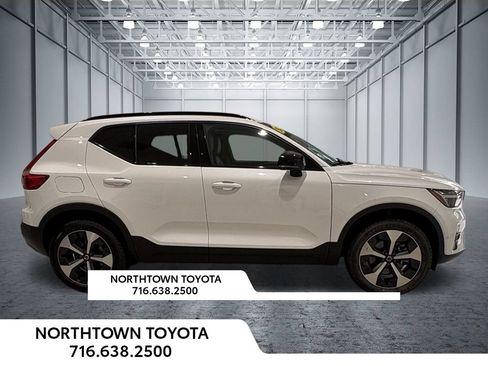 Used 2025 Volvo XC40 B5 Plus w/ Climate Package AWD/4WD image 3