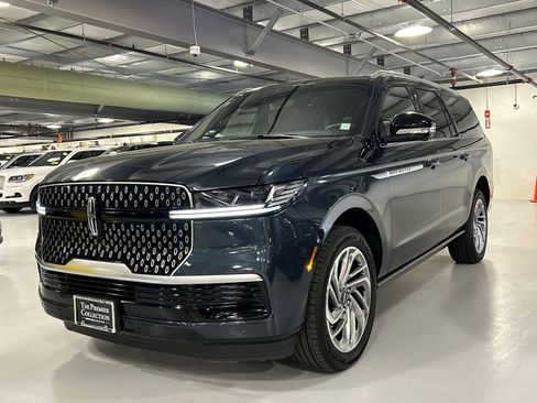 Used 2026 Lincoln Navigator L Reserve AWD/4WD image 5