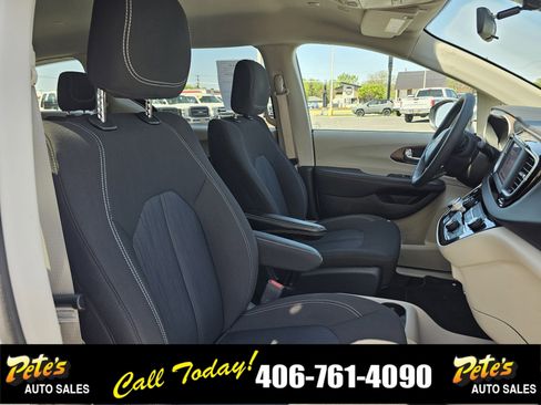 Used 2022 Chrysler Voyager LX image 18