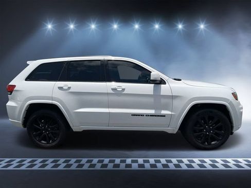 Used 2018 Jeep Grand Cherokee Laredo AWD/4WD image 2