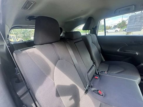 Used 2023 Toyota Highlander LE AWD/4WD image 9