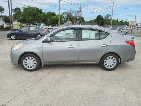 Used 2014 Nissan Versa SV FWD image 3