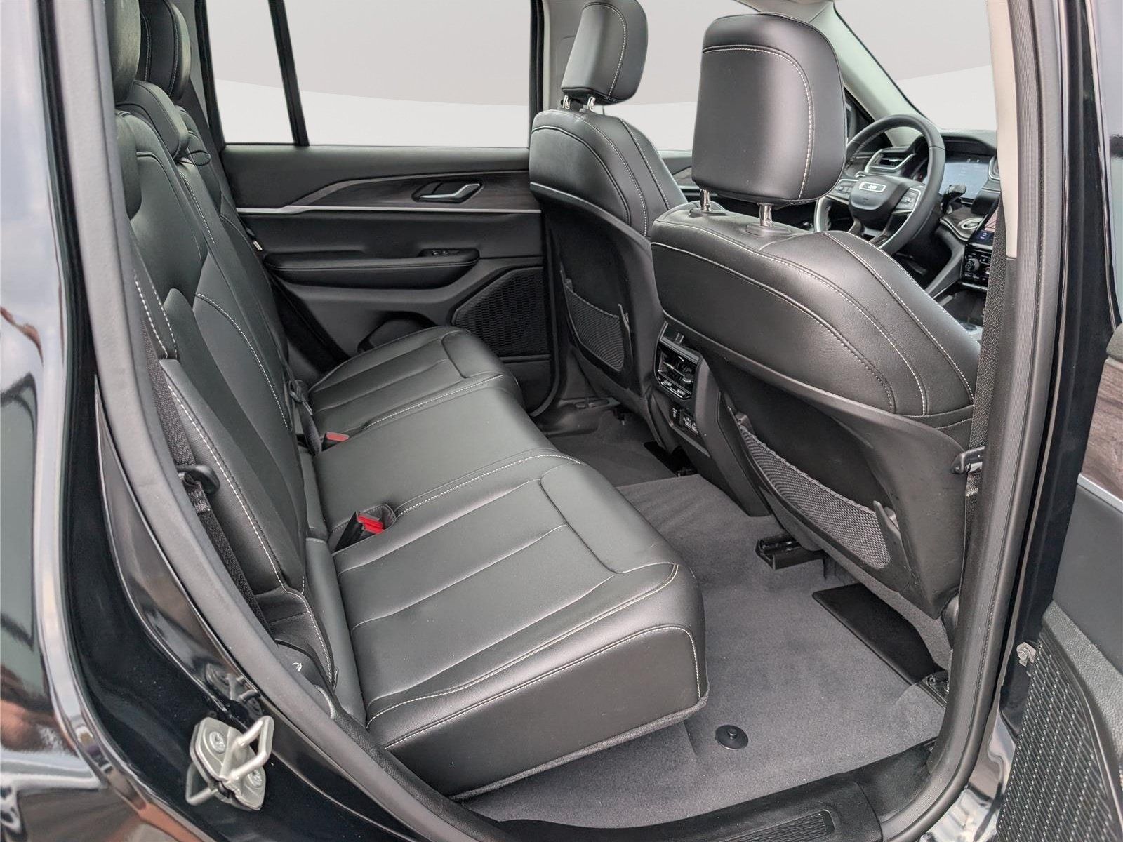 Used 2023 Jeep Grand Cherokee Limited AWD/4WD image 13