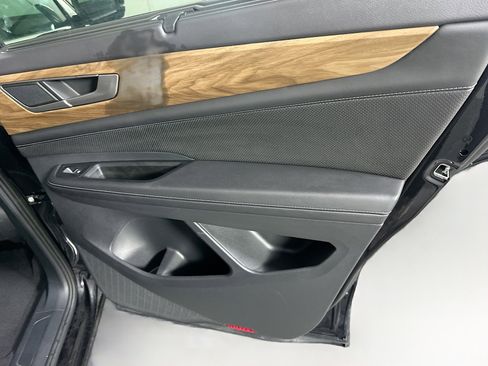 Used 2025 Volkswagen Atlas SE image 32