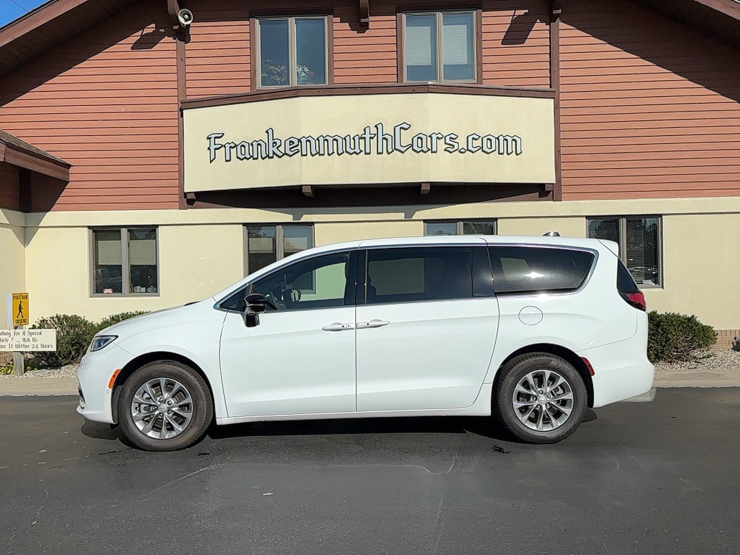 New 2026 Chrysler Pacifica Select AWD/4WD image 1