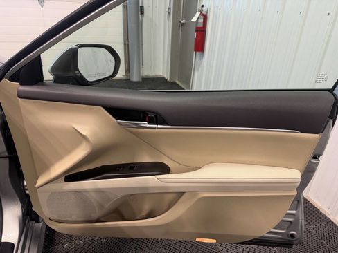 Used 2022 Toyota Camry XLE image 15