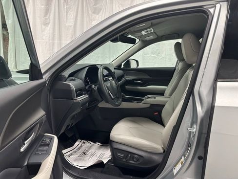 Used 2025 Toyota Grand Highlander AWD image 10