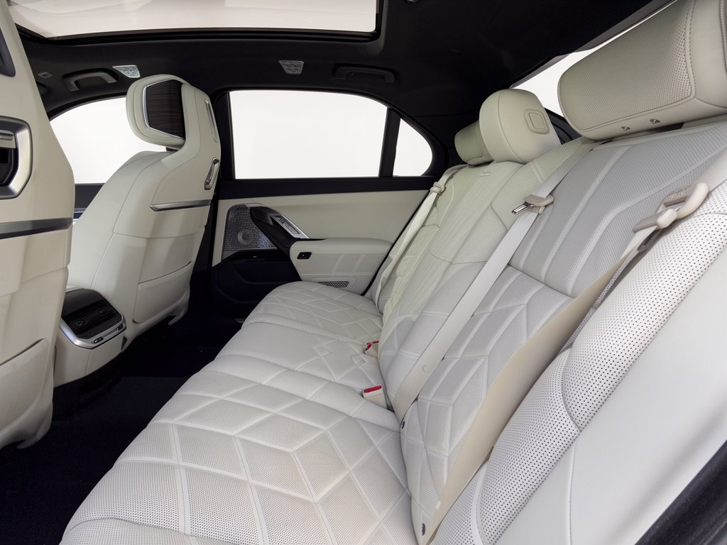 Used 2024 BMW i7 xDrive60 w/ Premium Package AWD/4WD image 25