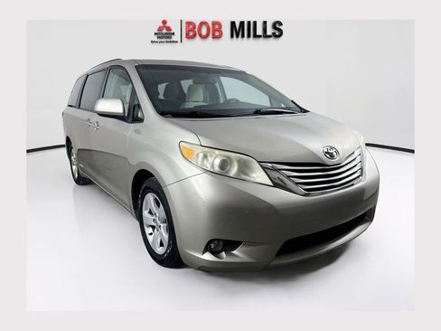 Used 2016 Toyota Sienna LE FWD image 1