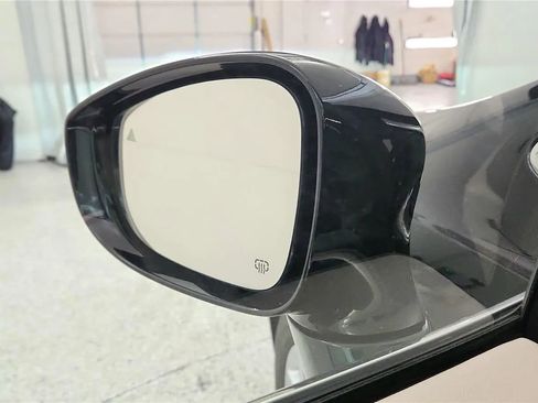 Used 2024 Chrysler Pacifica Touring-L image 29