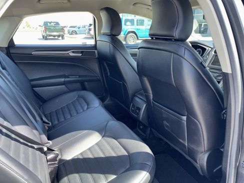 Used 2017 Ford Fusion SE w/ Fusion SE Technology Package FWD image 13