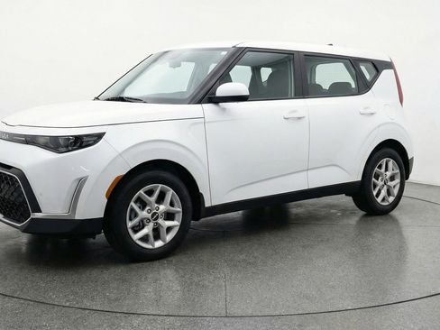 Used 2025 Kia Soul LX w/ LX Technology Package image 3