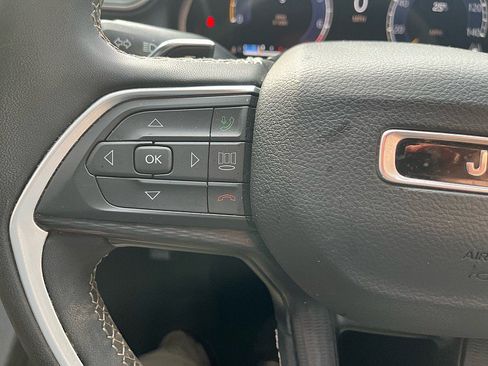 Used 2023 Jeep Grand Cherokee Laredo image 14