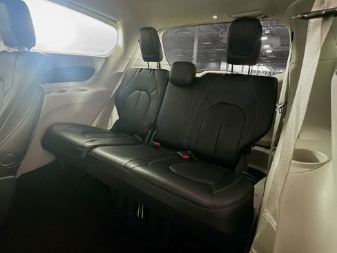 Used 2023 Chrysler Pacifica Touring-L FWD image 27