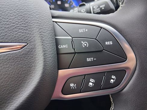 Used 2026 Chrysler Pacifica Select image 28