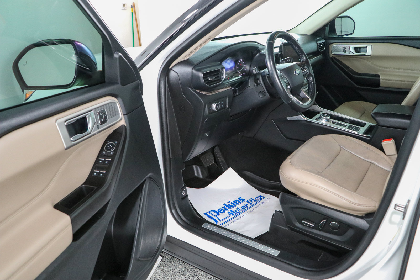 Used 2020 Ford Explorer Limited RWD image 3