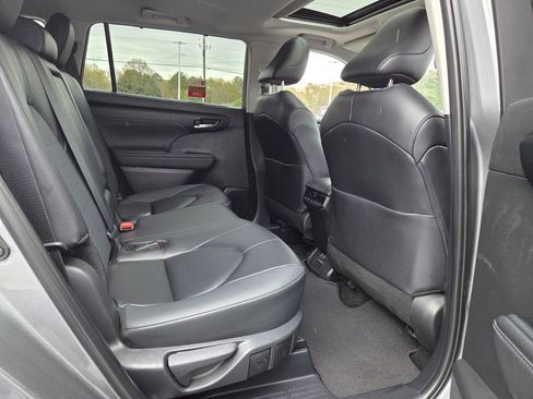 Used 2025 Toyota Highlander XLE image 14