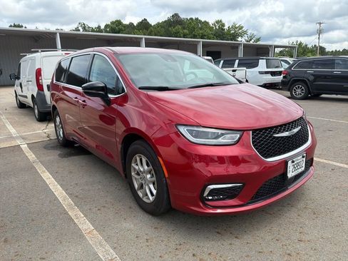 Used 2024 Chrysler Pacifica Touring-L FWD image 3