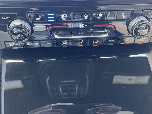 New 2025 Jeep Grand Cherokee Limited w/ Luxury Tech Group II image 9