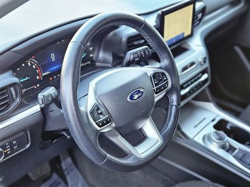 Used 2022 Ford Explorer XLT image 17