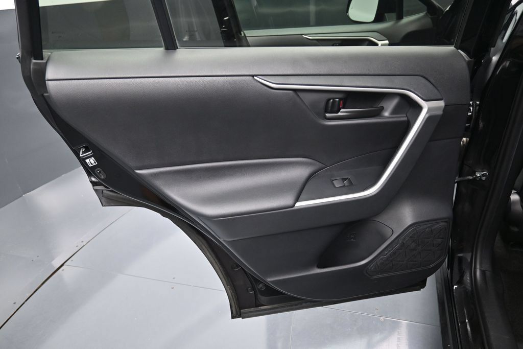 Used 2020 Toyota RAV4 LE w/ Carpet Mat Package AWD/4WD image 27