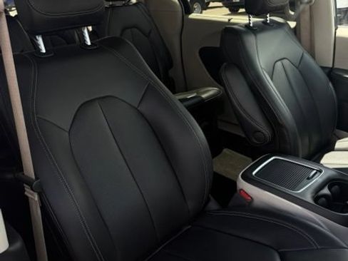 Used 2024 Chrysler Pacifica Touring-L FWD image 35