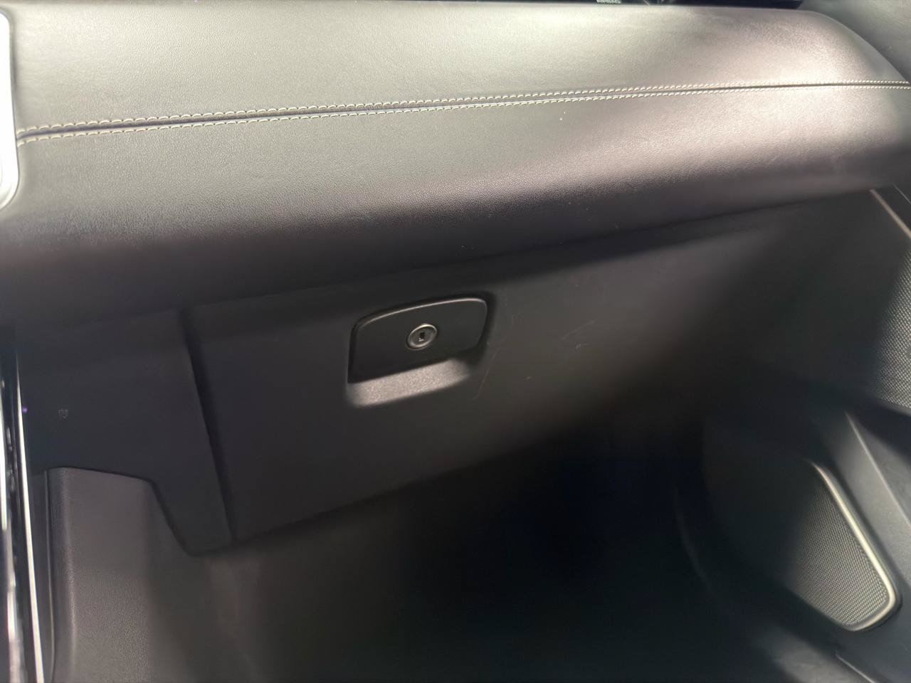 Used 2018 Land Rover Range Rover Velar AWD/4WD image 24