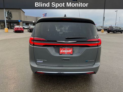 Used 2023 Chrysler Pacifica Touring-L image 5