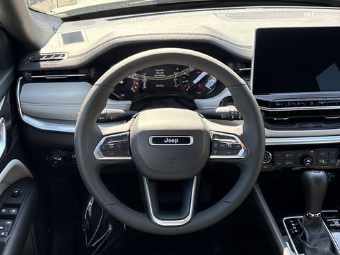 Used 2025 Jeep Compass Limited image 8