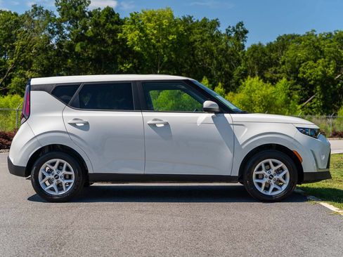Used 2025 Kia Soul LX w/ LX Technology Package FWD image 8