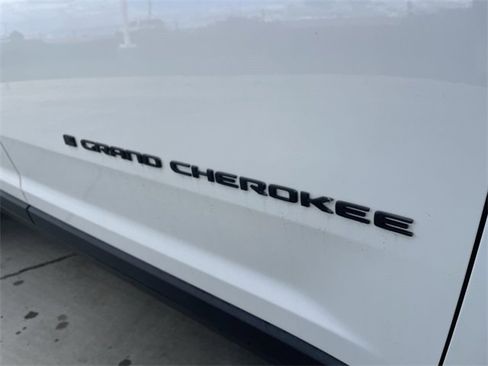 Used 2022 Jeep Grand Cherokee L Laredo image 31