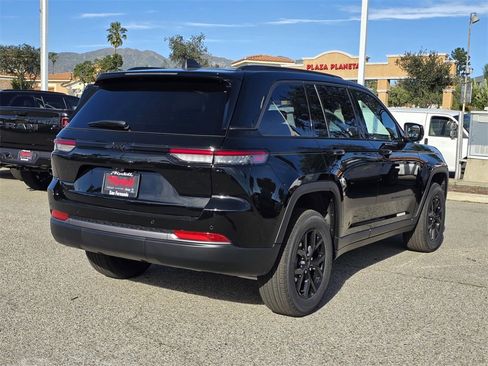 New 2026 Jeep Grand Cherokee Altitude image 4