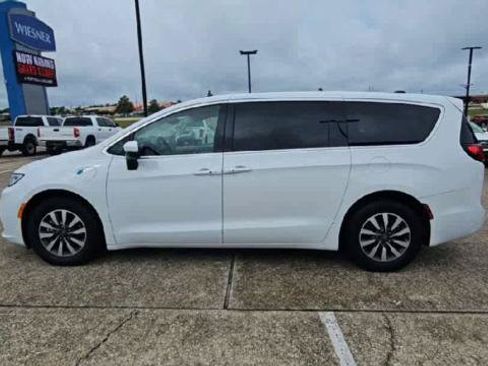 Used 2023 Chrysler Pacifica Touring-L FWD image 5