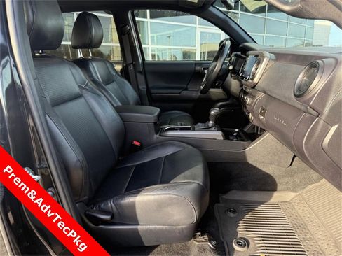 Used 2022 Toyota Tacoma TRD Sport image 11
