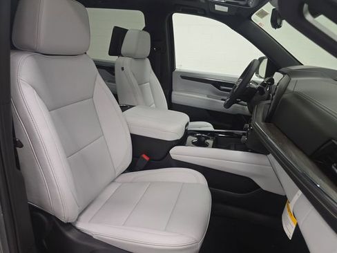 New 2025 Chevrolet Suburban Premier image 32